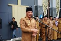 Plt Gubernur Rosjonsyah saat memberikan pengarahan agar roda pemerintahan dan pelayanan publik tetap berjalan pasca penunjukkan Plh Sekda Provinsi Bengkulu, Kamis (28/11/2024). (Aldo~PenaRafflesia.Com)