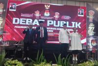 Helmi Hasan-Mi'an dan Rohidin Mersyah-Meriani saat mengikuti debat publik kedua, Selasa (12/11/2024). (Oki~PenaRafflesia.Com)