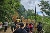 Pemprov dan Pemda tengah membuka jalur yang tertimbun Tanah longsor. (foto : BPBD RL/Penarafflesia.com).