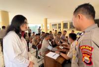 Caleg Iryanka saat meninjau pelaksanaan aksi sosial donor darah di Polda Bengkulu, Rabu (24/1/24). (Foto: Kelvin Aldo/Penarafflesia.com).