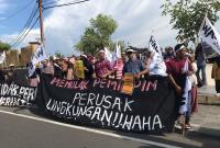 Rembuk Rakyat Bengkulu dengan berbagai kegiatan termasuk aksi damai di simpang Jalan Pembangunan tepatnya di depan Masjid Raya Baitul Izzah, Jumat (26/1/24). (Foto : Kelvin Aldo/Penarafflesia.com).