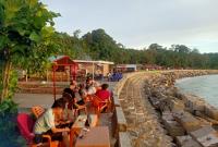 WISATA: Wisata Pelabuhan Linau yang ramai dikunjungi warga untuk ngabuburit menunggu waktu buka puasa Senin (11/03)