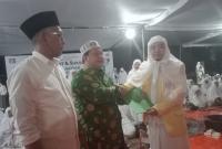 Ketua Umum Perkumpulan Pengajian Ilmu Tasawuf Torikoh Naqsyabandiyah Dempo Xler menyerahkan surat keputusan dukungan kepada Ketua Umum Jaringan Santri Indonesia Syofwatillah Mohzaib.