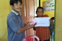 Poto; saat penyaluran BLT-DD tahap satu kepada salah seorang KPM