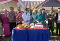 Pemotongan tumpeng HUT kecamatan Padang jaya ke 32 