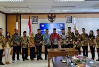 Bupati Seluma Erwin Octavian di dampingi Ketua DPR Seluma serta Sekda Seluma saat menerima Opini Wajar Tanpa Pengecualian (WTP) dari BPK RI