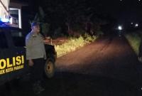 Anggota Polsek Kota Padang dari Polres Rejang Lebong, Polda Bengkulu, melaksanakan patroli malam hari di jalur lintas Kotapadang – PU.Tanding (Foto: Polres RL/Penarafflesia.com)