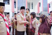 Plt. Gubernur Rosjonsyah saat memberikan penghargaan pada generasi muda yang mengikuti pendidikan karakter
