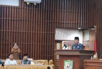 Plt Gubernur Rosjonsyah saat menyampaikan pengantar nota keuangan RAPBD TA 2025 dalam paripurna DPRD Provinsi Bengkulu, Senin (4/11/2024). (Swandi-PenaRafflesia.Com)