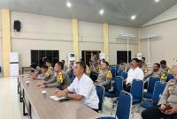 Kapolresta Bengkulu, Kombes Pol Deddy Nata, S.I.K., bersama tim dan para petugas Polresta Bengkulu mengikuti Zoom Meeting di Aula Endra Dharmalaksana. (foto: Yusuf/Penarafflesia.com)