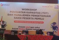 Anggota Bawaslu berikan penguatan kapasitas (TOT) dan manajemen pengetahuan saksi peserta Pemilu, di Hotel Santika (25/1/24). (Foto: Yusuf/Penarafflesia.com).