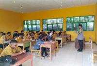Pj Walikota Bengkulu Arif Gunadi dan Pemimpin Bulog Wilayah Bengkulu Dody Syahrial menyerahkan bantuan beras CPP kepada masyarakat, sebagai bagian dari upaya pemerintah dalam mengatasi inflasi dan meningkatkan ketahanan pangan di Kota Bengkulu. (FOTO: Humas/IKOBENGKULU)