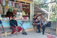 Aipda Ramadhona AS, Bhabinkamtibmas Polsek Ketahun, terlihat berinteraksi dengan warga Desa Talang Baru (FOTO: Yusuf/Penarafflesia.com)