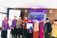 Kepala LLDIKTI Prof. Dr. Iskhaq Iskandar, M.Sc., menyerahkan secara resmi SK Magister Administrasi Publik Sekolah Tinggi Ilmu Administrasi STIA Bengkulu, bertempat di Aula STIA, Rabu (31/1/2024). (Foto: Fatmala/Penarafflesia.com). 