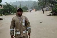 BANJIR: Warga membantu evakuasi di kecamatan Maje Rabu (21/02)