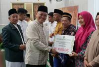Asisten II Pemerintah Provinsi Bengkulu, Raden Ahmad Denni, menyerahkan bantuan dana hibah dan kelambu kepada Masjid Al Hikmah di Desa Talang Ulu, Kecamatan Curup Timur, Kabupaten Rejang Lebong, Jumat (22/3/24).