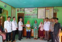 Pemdes desa suka merindu membagikan bantuan langsung tunai secara simbolis./ Poto Redy Penarafflesia.com