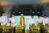 Gubernur Bengkulu Rohidin Mersyah membuka Festival Tabut ditandai dengan pemukulan alat musik dhol, Sabtu malam (6/7/2024). 