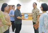 Kepala Kantor Wilayah Kementerian Agama Provinsi Bengkulu, Dr. H. Muhammad Abdu, S.Pd.I, MM, bersama Mastiur Purba, S.Ag, menyerahkan secara simbolis SK Penetapan kepada Penyuluh Agama Kristen Non PNS tahun 2024, menandai komitmen kuat dalam mempromosikan moderasi beragama dan persatuan di masyarakat (FOTO: Agus/Penarafflesia.com)