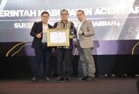 Penjabat (Pj) j Bupati Aceh Barat, Drs Mahdi Efendi, dianugerahi penghargaan Serambi Awards untuk kategori Sukses menekan inflasi daerah, Jum'at (31/05/2024) malam di gedung AAC Universitas Syiah Kuala, Banda Aceh.