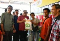 Pj Walikota Bengkulu Arif Gunadi dan Pemimpin Bulog Wilayah Bengkulu Dody Syahrial menyerahkan bantuan beras CPP kepada masyarakat, sebagai bagian dari upaya pemerintah dalam mengatasi inflasi dan meningkatkan ketahanan pangan di Kota Bengkulu. (FOTO: MC Kota/Penarafflesia.com)