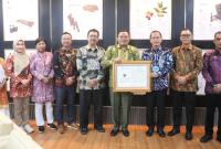 Bupati Seluma menerima Sertifikat Indikasi Geografis untuk Tenun Bumpak Kabupaten Seluma dari Direktur Jenderal Kekayaan Intelektual Kementerian Hukum dan Hak Asasi Manusia, Jumat (26/7/2024). 