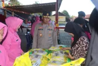 Kapolda Bengkulu, Irjen Pol. Mardiyono, meninjau langsung kegiatan pasar murah Brimob, Jumat (5/9/2025).