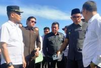 Ketua DPRD Kepahiang  bersama Bupati dan wakil bupati saat mendampingi Ketua DPRD Provinsi Bengkulu meninjau lahan calon Sport Center.