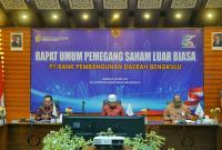 Gubernur Bengkulu, Helmi Hasan, memimpin Rapat Umum Pemegang Saham (RUPS) Luar Biasa PT. Bank Pembangunan Daerah Bengkulu di Aula H. Mochtar Azhari, Graha Bank Bengkulu, Senin (28/4). 