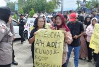 Warga Enggano Demontrasi di PT Pelindo
