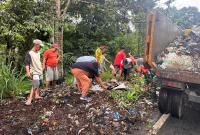 Desa Air Apo, Kecamatan Binduriang bergotong royong melaksanakan kegiatan Minggu Bersih, Minggu (21/9/25)