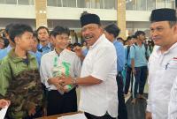 Wakil Gubernur Mian serahkan beras 5 kg seharga Rp70 ribu hanya dengan Rp20 ribu, di Masjid Raya Baitul Izzah, Jumat (3/10).