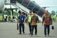 Menteri Desa, Pembangunan Daerah Tertinggal, dan Transmigrasi (Mendes PDTT) RI, Yandri Susanto, di Bandara Fatmawati Soekarno, Ahad (16/11). 