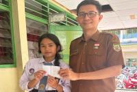 Yanoar Pribadi, menyalurkan bantuan kepada dua siswa SMAN 4 Kota Bengkulu, Selasa (21/10/2025).