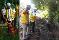 Gubernur Bengkulu, Helmi Hasan, turun langsung meninjau pembersihan drainase di kawasan Pantai Tapak Paderi, tepatnya di Jl. Bencoolen, Kelurahan Tengah Padang, Selasa (11/3).