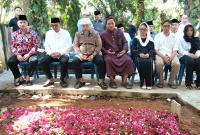 Gubernur Bengkulu Helmi Hasan didampingi Sekretaris Daerah Provinsi Bengkulu Herwan Antoni menghadiri prosesi pemakaman Drs. H. Achmad Sardi HS, M.Si., Kamis (11/6).