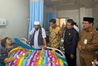 Gubernur Helmi Hasan didampingi Kepala Dinas Kesehatan Provinsi Bengkulu, Yasman, M.Pd., M.KM, Pelaksana Tugas (Plt) Bupati Rejang Lebong Hendri, Kunjungi pasien RSUD Rejang Lebong.