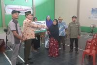 Kepala Desa Penarik menyerahkan BLT-DD kepada masyarak desa setempat, Kamis (9/4/2026). (PenaRafflesia.Com) 