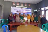 Pemerintah Desa Bumi Mulya Kecamatan Penarik saat menyalurkan BLT-DD kepada masyarakat yang membutuhkan, Selasa (7/4/2026). (Oye/PenaRafflesia.Com)