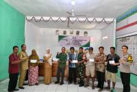 Pemerintah Desa MMS Kecamatan Penarik saat menyalurkan BLT-DD kepada masyarakat yang membutuhkan, Selasa (7/4/2026). (Oye/PenaRafflesia.Com)