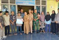Pemerintahan Desa Manjuto Jaya menyalurkan BLT-DD tahap kedua kepada 7 KPM, Senin (8/6/2026). (Oye/PenaRafflesia.Com)