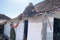 Pada Selasa (28/7/2026), suasana di RT.013 RW.006 tampak berbeda. Sejumlah anggota Satgas TNI Manunggal Membangun Desa (TMMD) ke-129 Kodim 0813 Bojonegoro sibuk bahu-membahu dalam program rehabilitasi Rumah Tidak Layak Huni (RTLH).