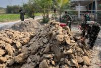Selain memperbaiki bagian dinding, sejumlah anggota TNI bersama masyarakat juga bergotong royong menyelesaikan pekerjaan lain, mulai dari pengadukan material hingga pemasangan keramik lantai.