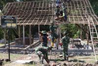 Kebersamaan antara prajurit TNI dan masyarakat kembali terlihat saat proses renovasi rumah milik Mbah Kardo (86) memasuki tahap pemasangan atap, Kamis (30/7/2026).
