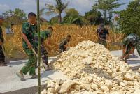 Memasuki tahap akhir pekerjaan, personel Satgas dan warga melaksanakan perataan bahu jalan (berem) untuk menyempurnakan konstruksi jalan, Minggu (2/8/2026).