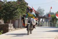 Foto: Seorang warga melintas di atas jalan cor beton hasil pembangunan TMMD ke-129 Kodim 0813/Bojonegoro di Dusun Kedungpandan, Desa Kesongo, Kecamatan Kedungadem, Rabu (5/8/2026). Infrastruktur baru ini mempermudah akses masyarakat sekaligus mendukung aktivitas ekonomi, pendidikan, dan pelayanan kesehatan. Foto: Deni Aripandi/Sumber TMMD Bojonegoro.
