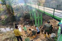  Personel Satgas TMMD ke-129 Kodim 0813/Bojonegoro bersama warga melaksanakan kerja bakti membersihkan area Jembatan Brang Etan, Desa Kesongo, Kecamatan Kedungadem, Kabupaten Bojonegoro.