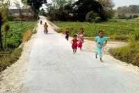  Anggi bersama teman-temannya bermain dan berlari di jalan cor hasil pembangunan TMMD ke-129 Kodim 0813 Bojonegoro di Dusun Mundu, Desa Kesongo, Kecamatan Kedungadem, Kabupaten Bojonegoro, Minggu (09/08/2026). Foto: Deni Ari Pandi/Sumber: TMMD Bojonegoro.