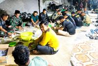 Keterangan Foto: Warga Desa Kesongo bersama personel Satgas TMMD ke-129 Kodim 0813/Bojonegoro menggelar tasyakuran dan makan bersama sebagai ungkapan syukur atas rampungnya program pembangunan, Rabu (12/8/2026) malam. Suasana penuh keakraban menjadi gambaran kemanunggalan TNI dan rakyat selama pelaksanaan TMMD. Foto: Deni Flamboyan/Sumber: TMMD Bojonegoro.