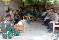 Salah satu wujud kebersamaan tersebut terlihat saat personel Satgas TMMD melaksanakan kegiatan anjangsana ke kediaman anggota Polsek Kedungadem, Aiptu Hartono, di Dusun Pereng RT 11 RW 05, Desa Kesongo, Selasa (21/7/2026).